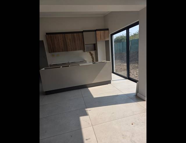 3 BEDROOM FREEHOLD FOR SALE IN PALM LAKES ESTATE